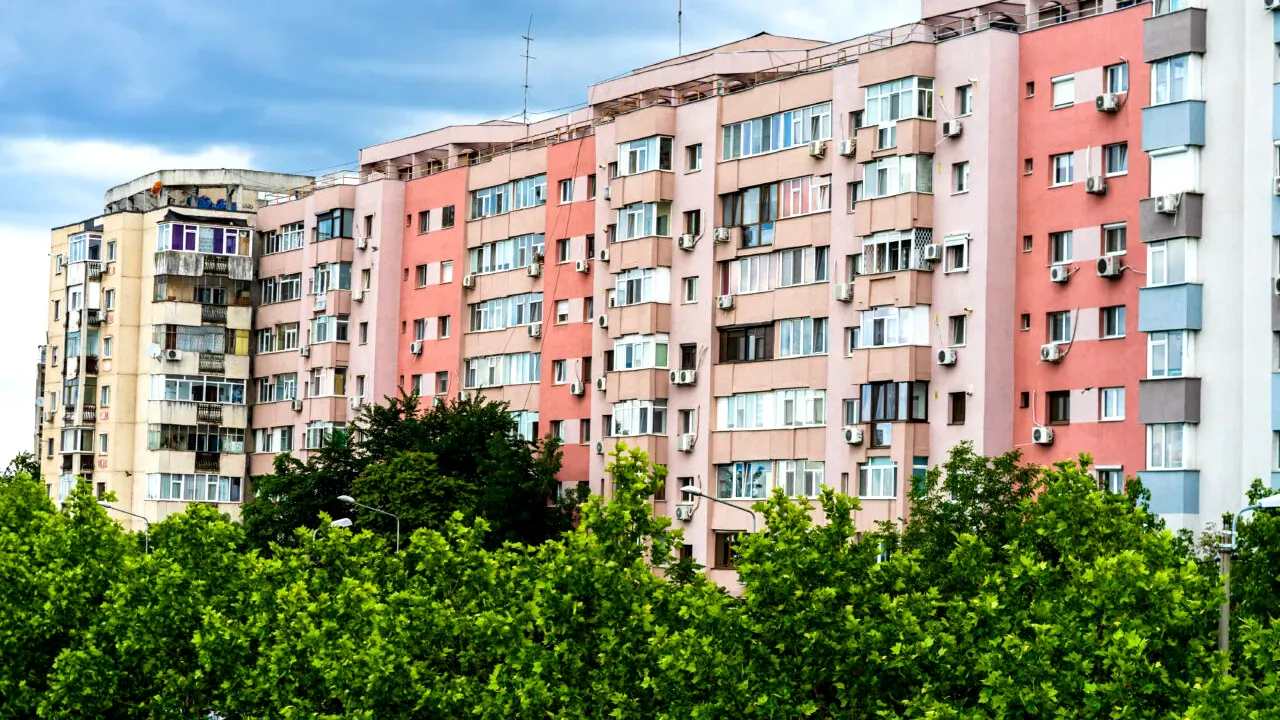 Amenzi pentru cei care scutură covoare pe geam sau balcon în Alba Iulia. Ce sancțiuni prevede noul regulament