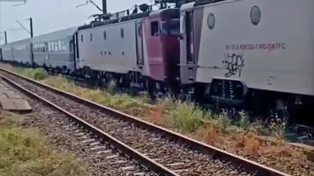 VIDEO | Un tren Regio a rămas  fără locomotivă o oră și jumătate, pentru a ”salva” un IR internațional. Ce întârziere record a acumult garnitura