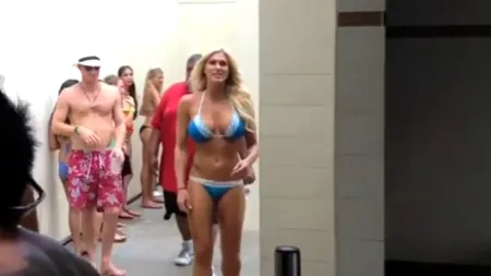 Cum au decurs evenimentele din seara în care prințul Harry a fost fotografiat dezbrăcat