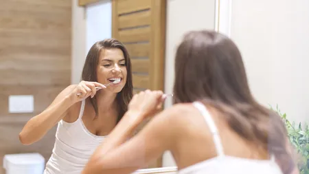 Ce alimente și băuturi sunt PERICULOASE pentru dantură. Greșeala frecventă pe care o fac mulți oameni