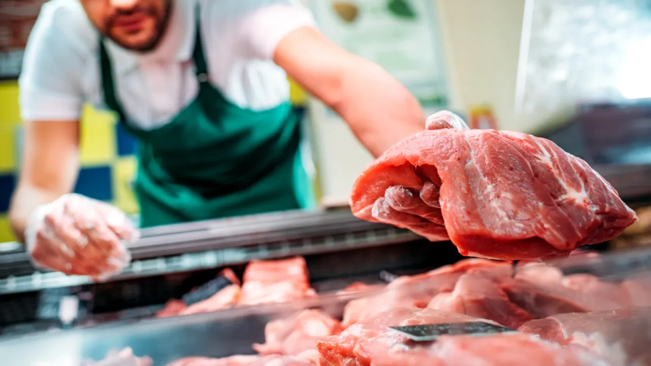 Cum îți dai seama dacă este proaspătă CARNEA din supermarket. Trucul unui bucătar șef a fost dezvăluit