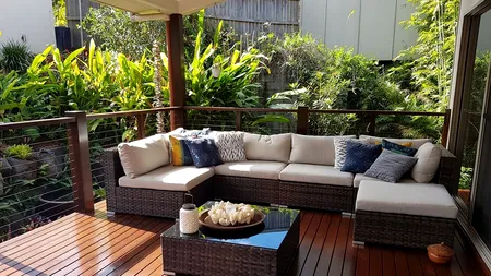 Au vrut să stea liniștiți pe verandă, dar un piton le-a stricat toate planurile. Cum a fost capturată reptila - VIDEO