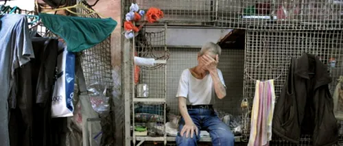 Oameni care trăiesc în cuști în Hong Kong. FOTO