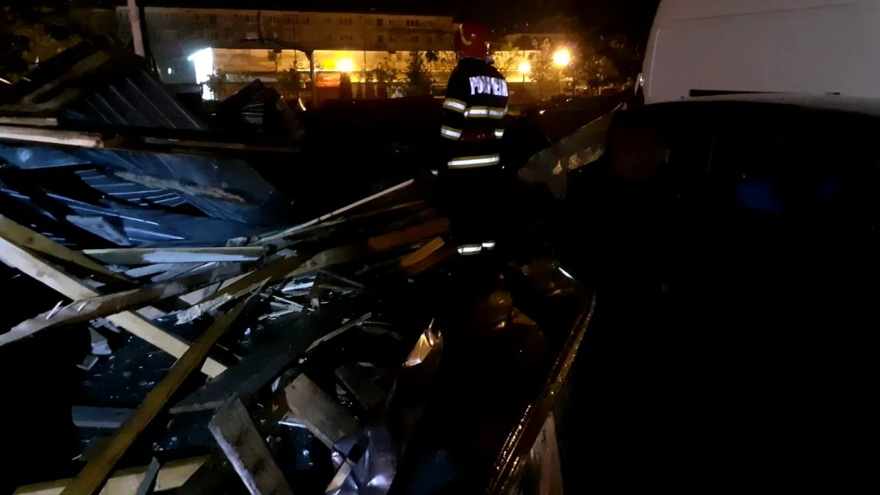 FOTO | Craiova: 21 de mașini, făcute praf, după ce vântul puternic a desprins acoperișurile mai multor blocuri