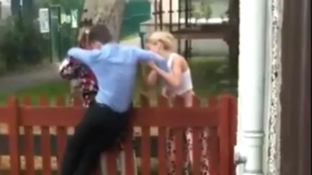 Alcool vs. Bărbat 1 - 0. În ce poziție aproape imposibilă a adormit bărbatul după ce consumase cantități mari de alcool: Am primit o notificare și mi-am dat seama că sunt faimos - FOTO 