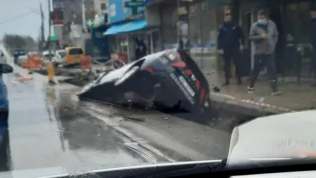 O mașină a Jandarmeriei a căzut într-un șanț pe Șoseaua Fundeni. Brigada rutieră a trimis un echipaj