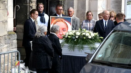 FOTO | Imagini emoționante de la înmormântarea Lolei Daviet, fetița de 12 ani ucisă cu sânge rece la Paris