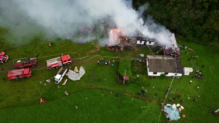 O casă din Suceava a luat foc, după ce a fost lovită de trăsnet (FOTO - VIDEO)