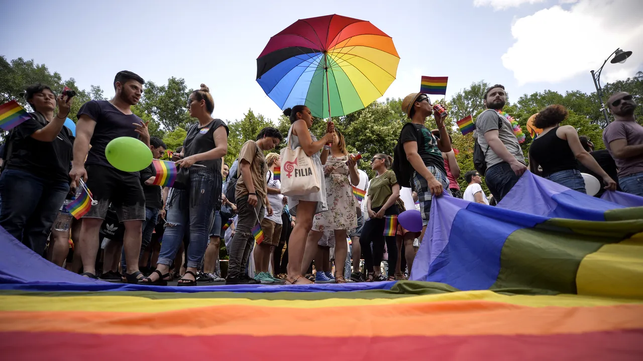 Peste 2500 de participanți la Bucharest Gay Pride: pacifism, diversitate și toleranță
