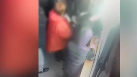 Tânăr de 19 ani, REȚINUT după ce a furat banii și telefonul unui cetățean străin, de pe o tejghea / Momentul, surprins de camerele de supraveghere