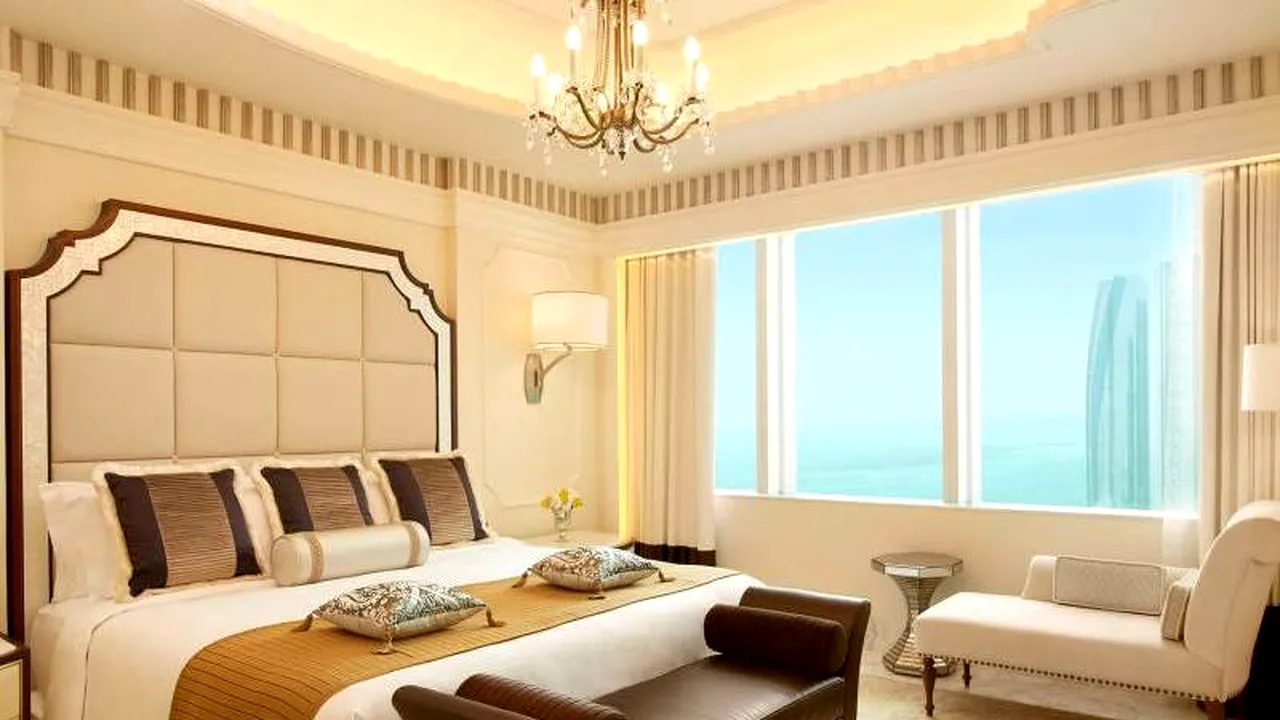 GALERIE FOTO: Hotelul de lux cu singurul apartament din lume suspendat la 200 de metri în aer