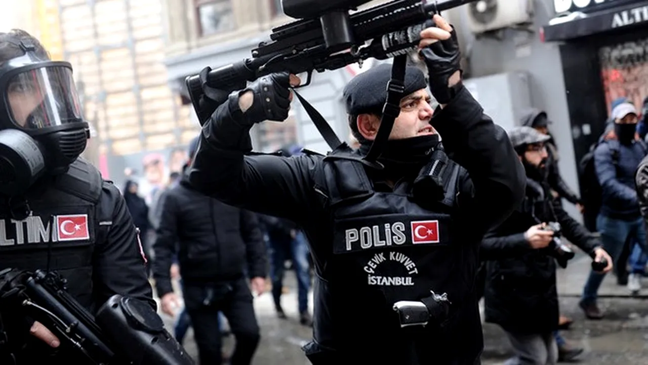 Turcia, sub teroare: 6 morți și 90 de răniți după două atentate asupra unor secții de poliție