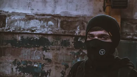 JAF ARMAT la o bancă din Călărași. Un bărbat mascat a reuși să obțină o sumă impotantă de bani sub amenințarea unui pistol