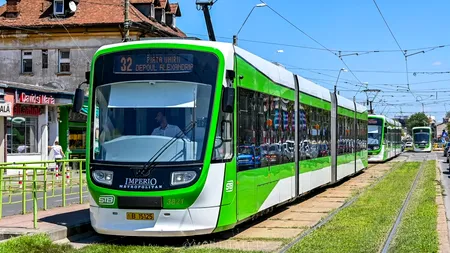 Imaginea virală dintr-un tramvai Imperio nou din București, de pe Linia 32. Cum a putut să intre un călător în transportul public