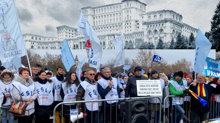 EXCLUSIV VIDEO | Sute de angajați din învățământ au protestat în fața Parlamentului pentru majorarea salariilor. „Să schimbăm salariile o lună, să vadă dacă se poate trăi cu 1.600 de lei. Ei și-au mărit salariile, nouă nu”