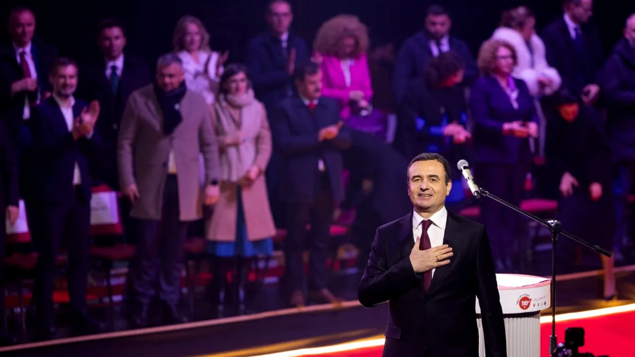 Partidul de guvernământ din Kosovo a câștigat alegerile parlamentare și scapă de sancțiuni. Premierul Albin Kurti primește încă un mandat de 4 ani