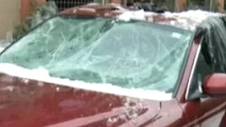 VIDEO. Momentul în care un Jaguar este distrus de bucăți mari de gheață, surprins pe cameră