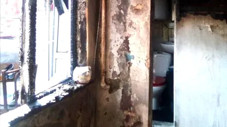 Drama unei familii din București, care doarme într-un depozit după ce casa le-a ars din temelii. “Primăria nu ne-a ajutat cu nimic!” / “Căutăm o chirie ieftină!” / FOTO