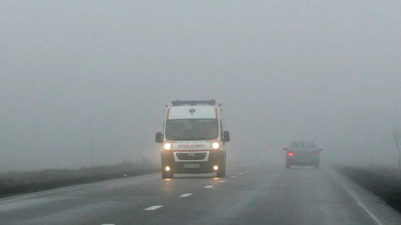 CEAȚĂ densă în patru județe. Drumurile pe care șoferii trebuie să fie atenți