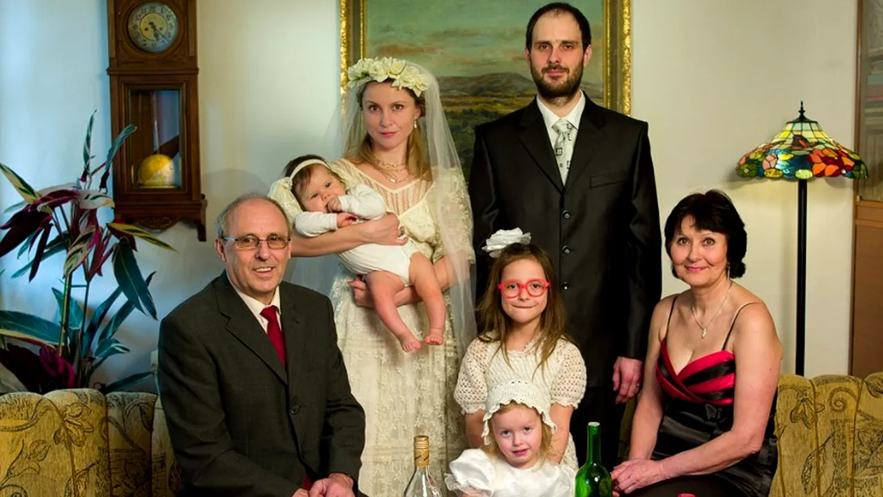 Străina din poza de familie. Imagini inedite cu „fotografa cameleon