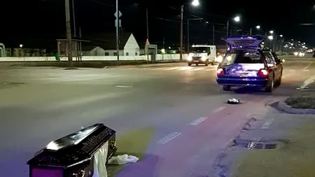 Scene incredibile la Arad. Ce s-a întâmplat după ce dricul în care se afla un coșciug a ajuns într-o intersecție