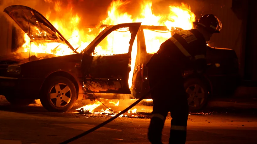 Bărbat cercetat după ce a incendiat un autoturism în Capitală, iar focul s-a extins la alte două
