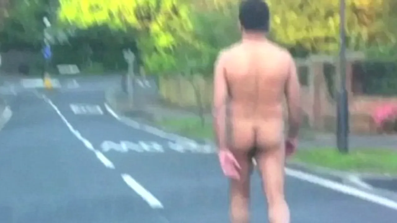 Ce căuta acest bărbat în pielea goală pe străzile de lângă Londra