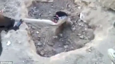 Adevărata măsură a barbariei. Activist sirian, îngropat de viu pentru că trimitea înregistrări video presei internaționale - ATENȚIE, IMAGINI ȘOCANTE