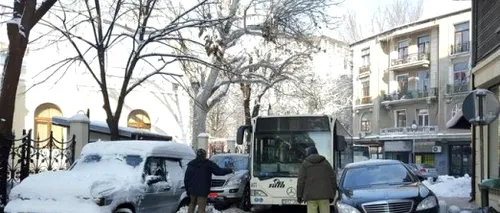 Circulația autobuzelor, blocată de un șofer care a parcat neregulamentar