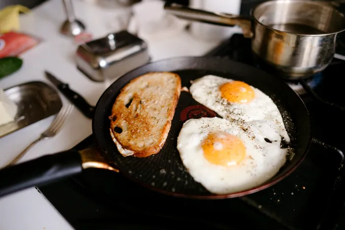 Ce să adaugi în tigaie, atunci când prăjești ouă, pentru ca preparatul să nu se mai lipească. Tehnica a devenit virală pe internet