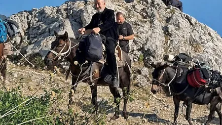 Gigi Becali, surprins călare pe un măgar în timpul celui mai recent pelerinaj pe Muntele Athos. 1.000 de euro l-a costat ca să ajungă primul în vârful muntelui