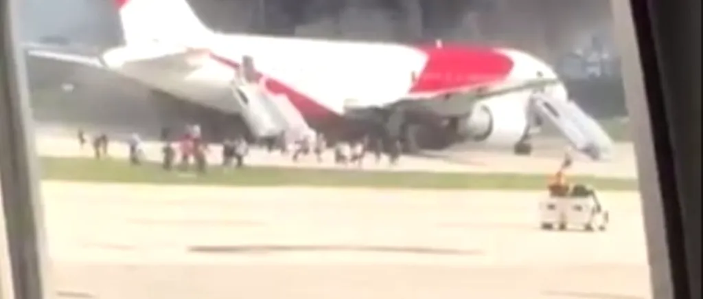 Un avion de pasageri A LUAT FOC pe un aeroport din SUA