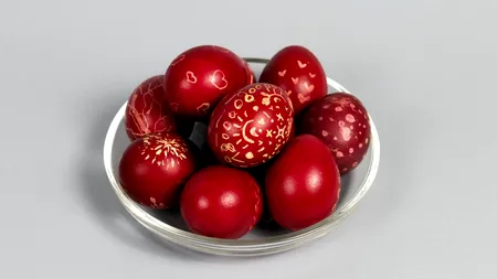 De ce se ciocnesc ouăle roșii? Povestea și simbolistica acestui obicei tradițional de Paște