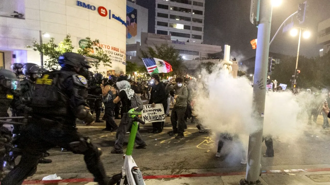 Le Monde: Violențele din Los Angeles, o ESCALADARE calculată a crizei de către Donald Trump