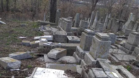 Peste 70 de monumente funerare au fost vandalizate într-un cimitir din Huși