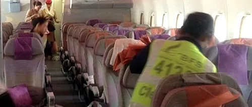 Teroare în aer: Una dintre stewardese era albă la față de frică. A strigat că ușa o să se rupă de avion
