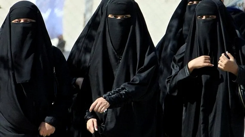 Bărbații din Arabia Saudită primesc SMS dacă soțiile lor încearcă să plece din țară. Alte interdicții pentru femeile saudite