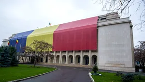Bolojan vrea să le taie sporurile. Angajații de la Guvern spun că”lucrează în medii toxice, insalubre sau solicitante fizic şi psihic”