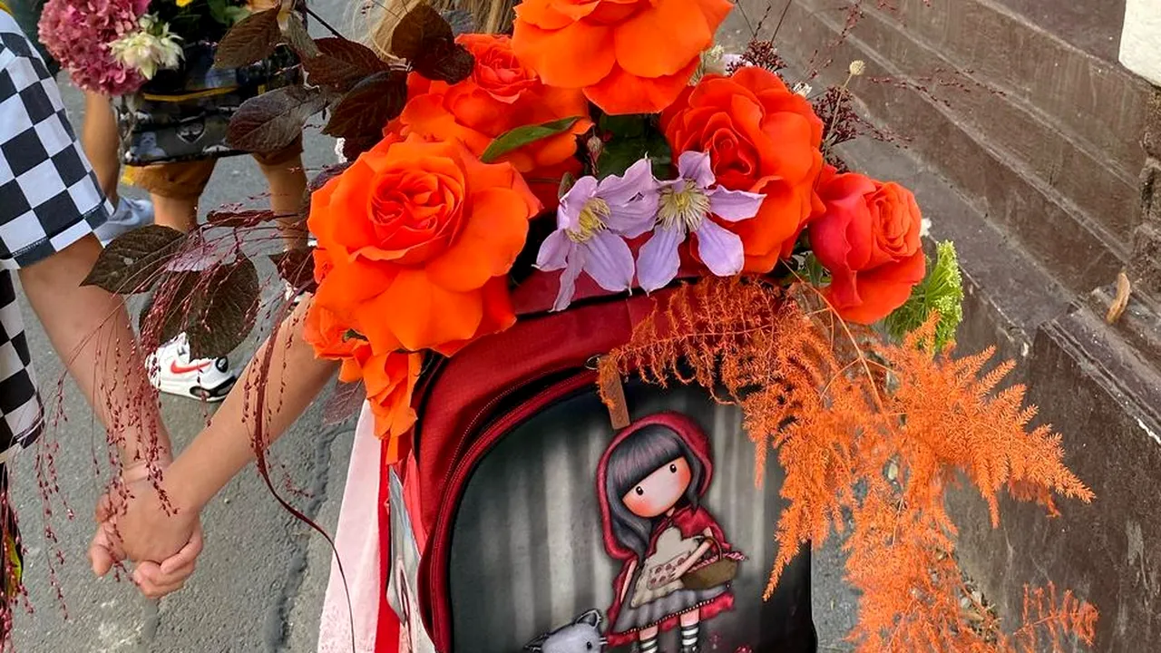 „Manifest pentru normalitate” lansat de master floristul Nicu Bocancea: Groapă în asfalt acoperită cu flori, poarta cărților din flori și construcție florală din mucuri de țigară