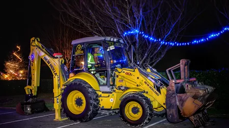 O bătrână a fost grav rănită de un excavator, pe un șantier din Galați. Femeia trecea prin zonă, când utilajul mergea cu spatele