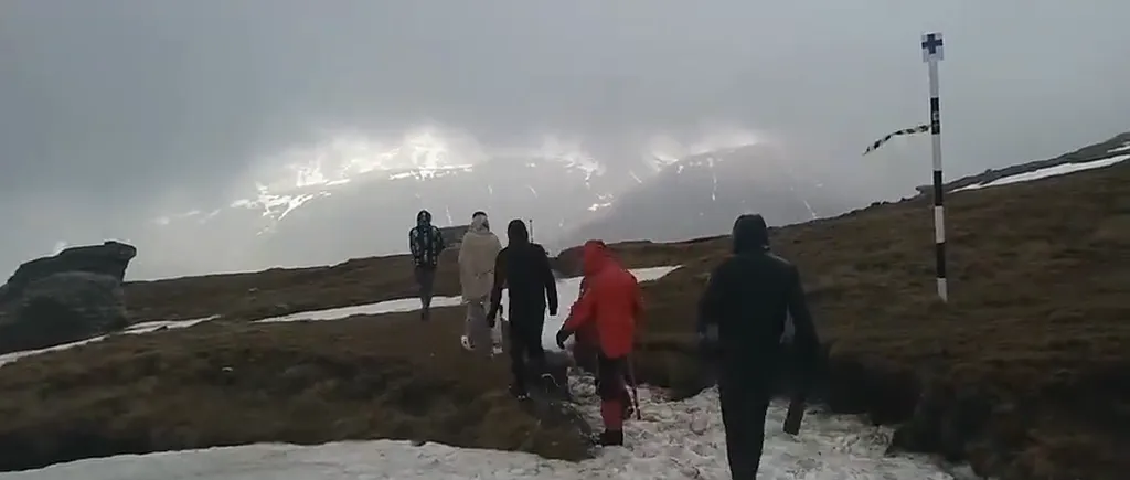 VIDEO | Patru turişti au urcat spre Vârful Omu fără echipament montan. Printre ei, o femeie care născuse recent și se afla la un pas de hipotermie