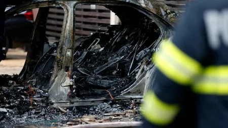 UPDATE: FOTO-VIDEO - Incendiu puternic într-un cartier exclusivist al Capitalei. Un Mercedes a luat foc, iar flăcările s-au extins la o altă mașină și la un bloc / Ultima revizie a fost făcută acum trei zile / Mașina a fost cumpărată de la finul lui Remus Truică în august