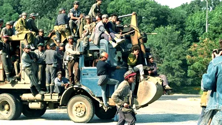 Peste o sută de persoane au marcat împlinirea a 25 de ani de la Mineriadă în Piața Universității