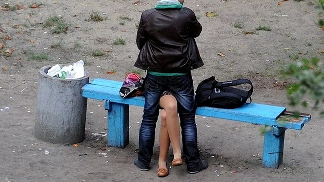 GALERIE FOTO. Povestea unei bănci, spusă în imagini. Ce fac oamenii care s-au așezat pe ea