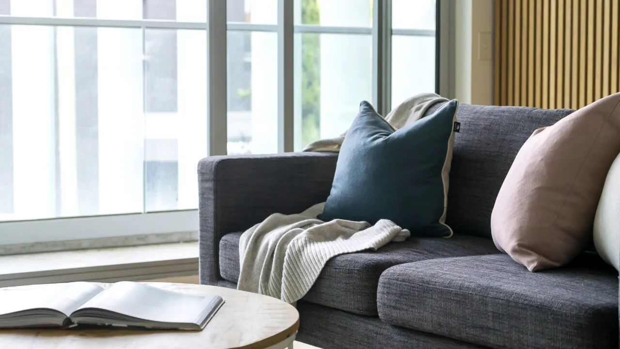 Ce a pățit un bărbat, după ce a CUMPĂRAT o canapea de 8.000 de lei. „După montaj, patronul a spus că o să rezolve, dar nu mai răspunde”