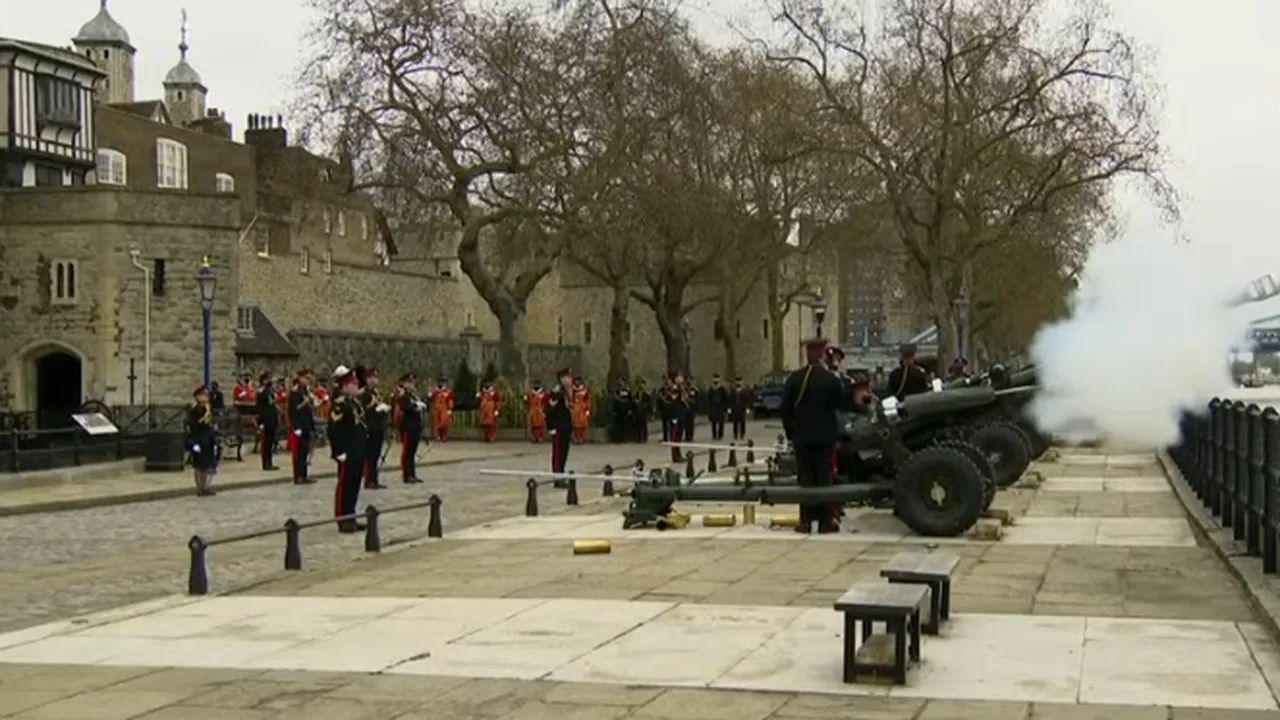 Salve de tun, în onoarea prinţului Philip. Acestea au fost trase de pe uscat și de pe mare (VIDEO)