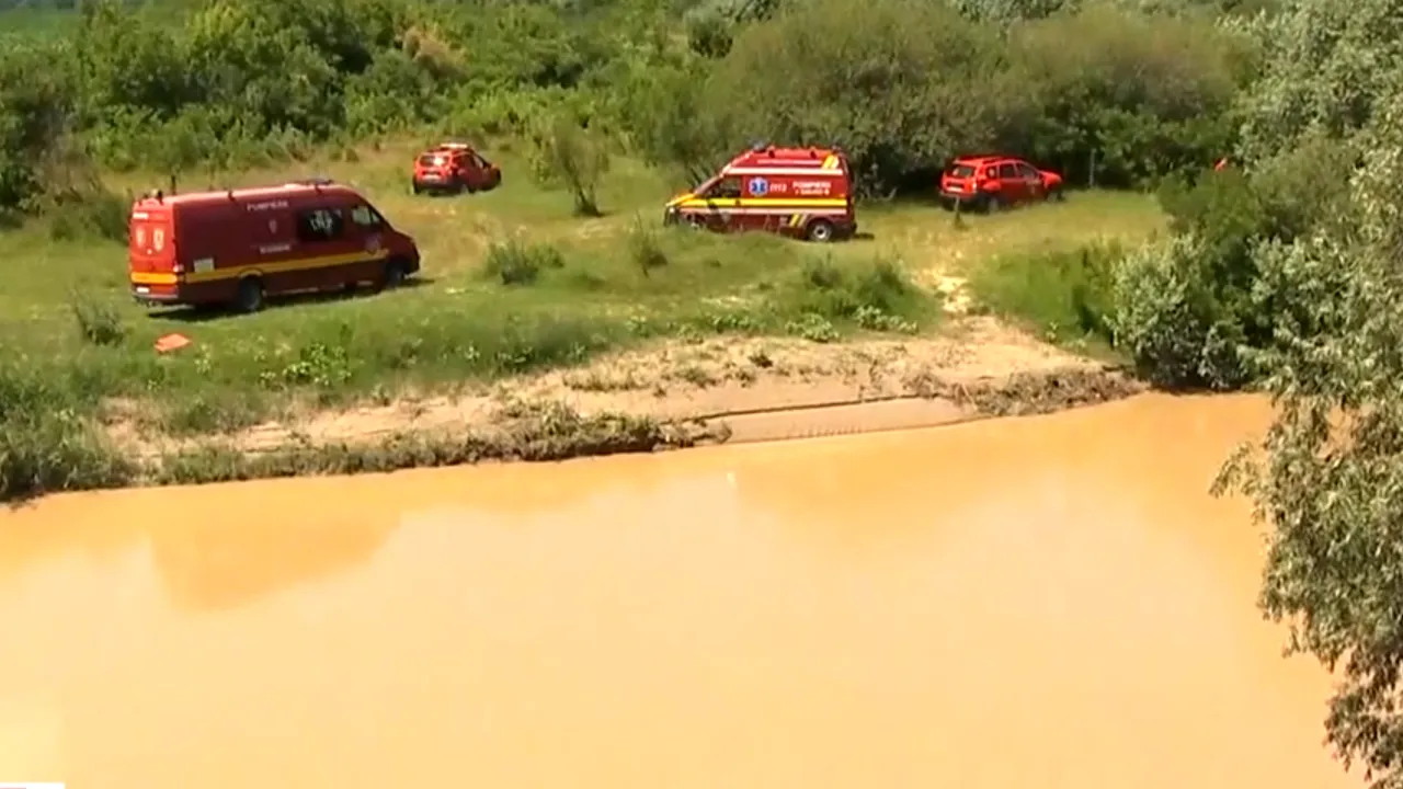 Un copil de şase ani, plecat vineri seară pe malul râului Ialomiţa, căutat de poliţişti și scafandri. Update: Ar fi fost împins în apă