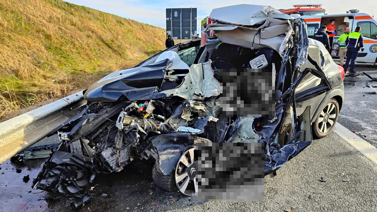 Accident înfiorător pe A2! O femeie de 30 de ani a murit după ce a intrat cu mașina într-o autoutilitară destinată lucrărilor pe Autostradă