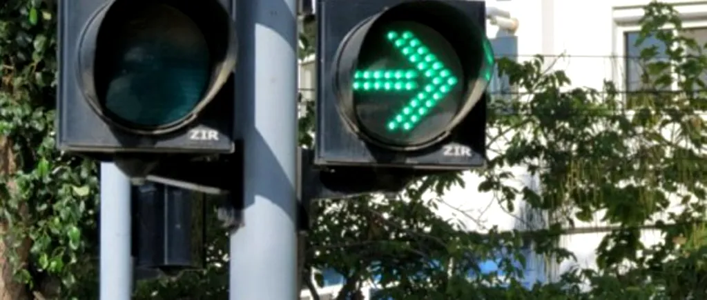 Semaforul ”verde intermitent” îi poate costa pe șoferii blocați în spatele altei mașini: ”Există sau nu obligația de a circula pe direcția indicată?”
