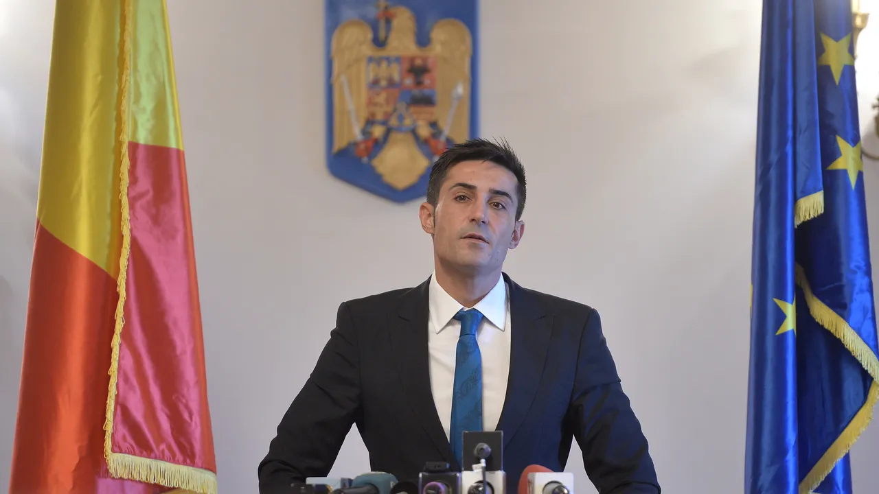 Președintele Comisiei SRI din Parlament își protejează geamurile și ușile din birou: 